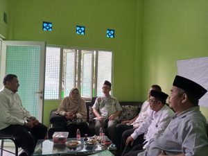 Tim Kemenag Kota Bekasi sedang berbincang dengan jajaran Direksi Pesantren Ma'arif NU Kota Bekasi